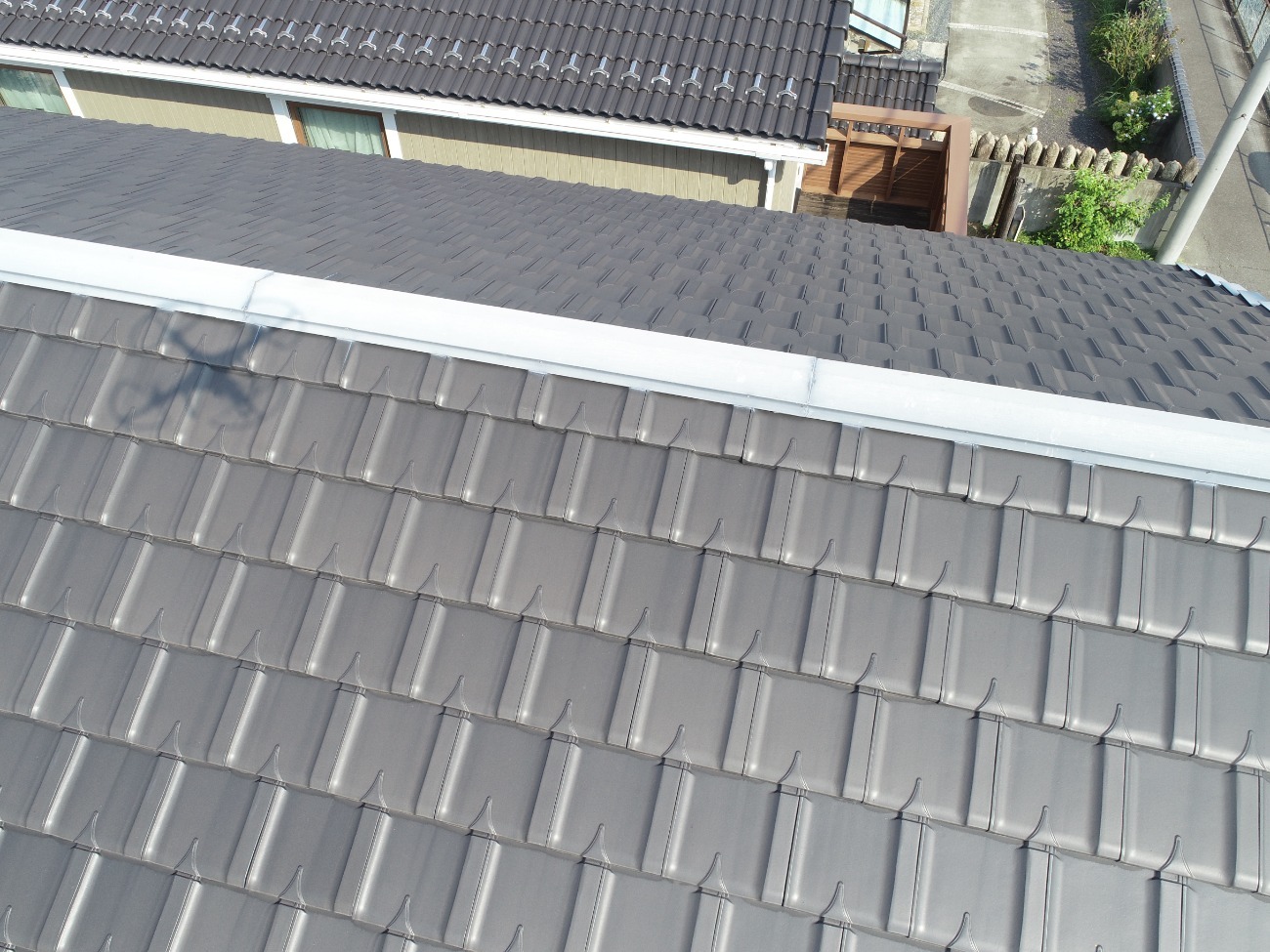 大府市　ドローンで確認した施工前の屋根全景（棟板金の色あせ）